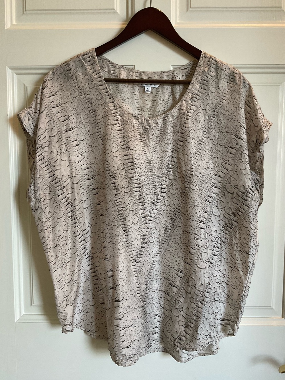 Cabi Light Floral Women's Top 100% Silk women’s large, generous cut